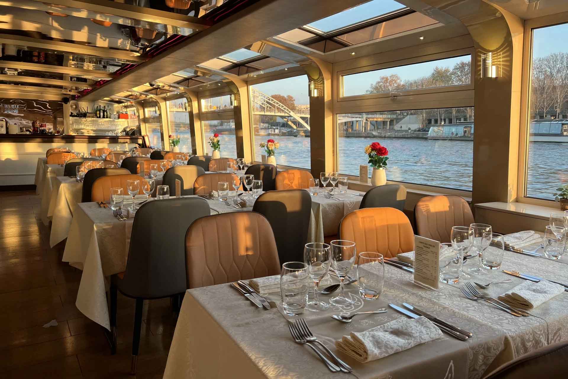 Louez une péniche pour vos repas familiaux sur la Seine