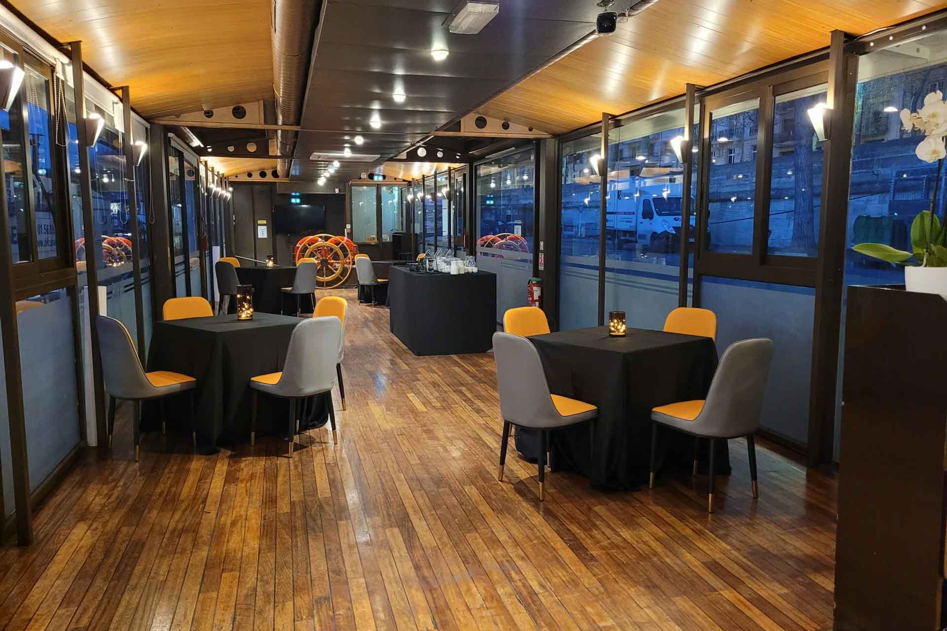 Bateau restaurant Le Dauphin à Paris