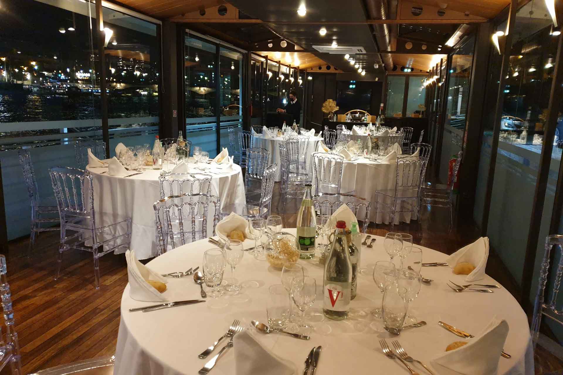 Bateau restaurant Le Dauphin à Paris