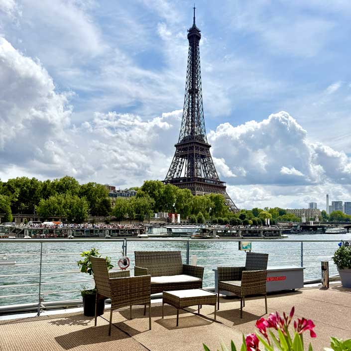 在巴黎租用驳船举办公司研讨会